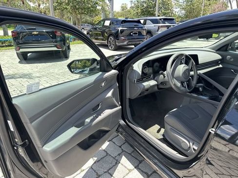 Used 2025 Hyundai Elantra SEL FWD image 22