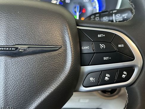 Certified 2024 Chrysler Pacifica Touring-L FWD image 30