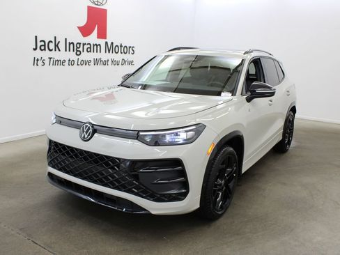 New 2026 Volkswagen Tiguan SE R-Line FWD image 2
