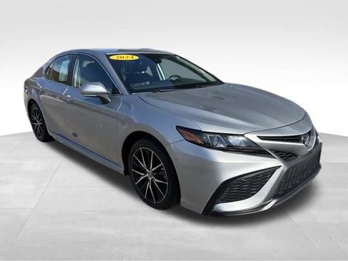 Used 2024 Toyota Camry SE image 3