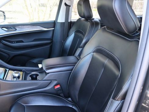 Used 2024 Jeep Grand Cherokee Limited image 12