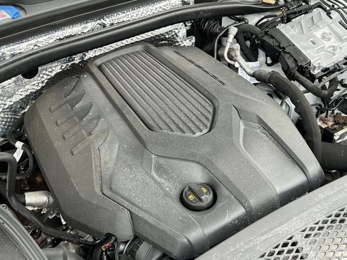 Certified 2025 Porsche Macan Turbo image 35