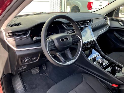 Used 2023 Jeep Grand Cherokee Laredo w/ Luxury Tech Group I image 17