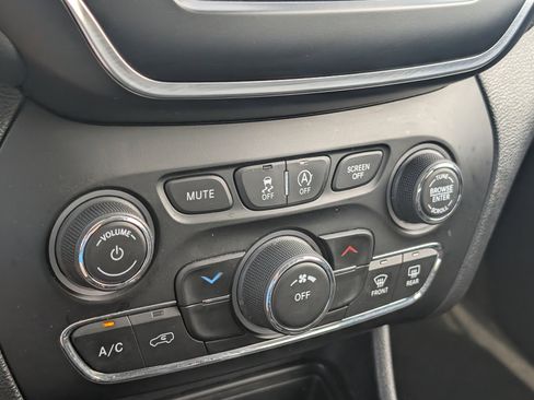 Used 2020 Jeep Cherokee Latitude Plus FWD image 22