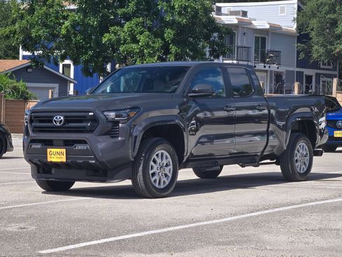 Used 2025 Toyota Tacoma SR5 AWD/4WD image 8