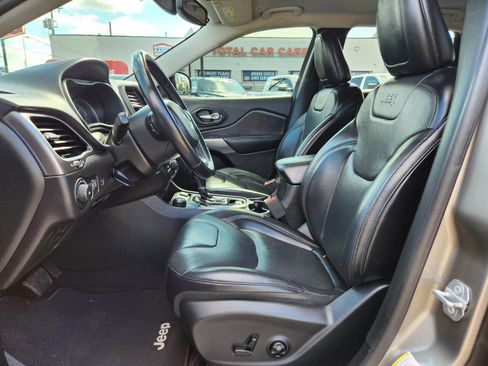 Used 2019 Jeep Cherokee Limited image 12