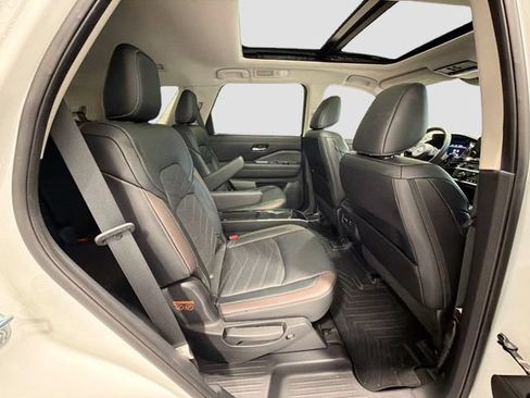 Used 2023 Nissan Pathfinder Platinum AWD/4WD image 25