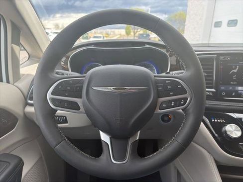 Certified 2023 Chrysler Pacifica Limited FWD image 11