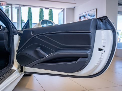 Used 2016 Ferrari California T RWD image 21