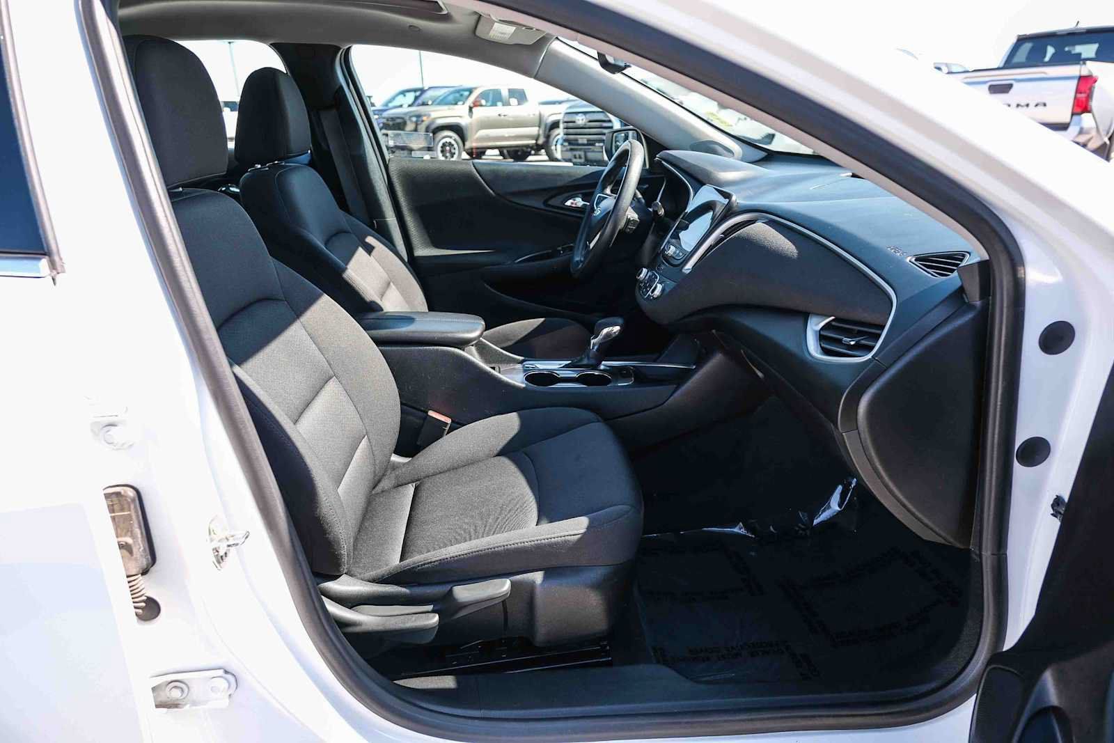 Used 2022 Chevrolet Malibu LT FWD image 17