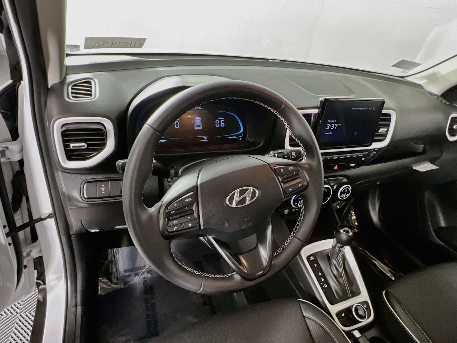 Certified 2024 Hyundai Venue Limited FWD image 11