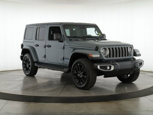 Used 2025 Jeep Wrangler Unlimited Sahara image 2