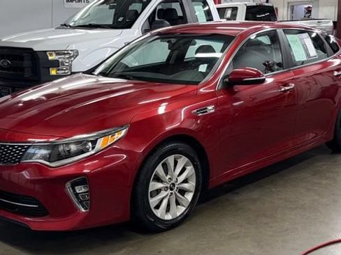 Used 2018 Kia Optima S FWD image 2