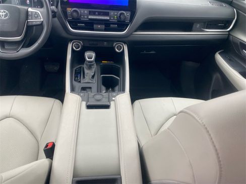 Used 2024 Toyota Grand Highlander XLE image 11