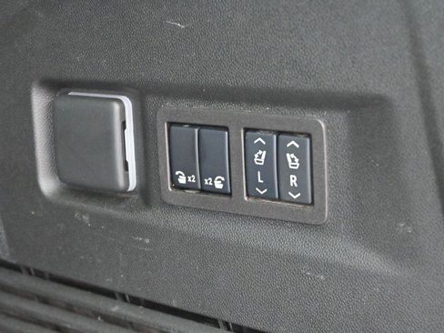 Used 2024 Chevrolet Tahoe High Country AWD/4WD image 11