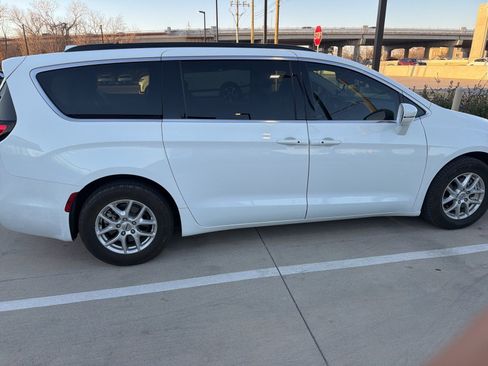 Used 2022 Chrysler Pacifica Touring-L image 3