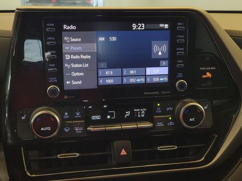 Used 2022 Toyota Highlander XLE FWD image 25