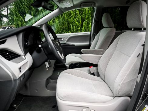 Used 2018 Toyota Sienna LE FWD image 7