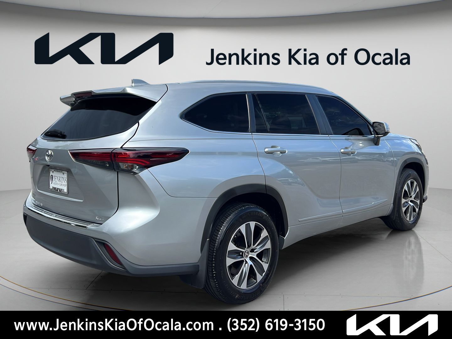 Used 2024 Toyota Highlander XLE FWD image 3