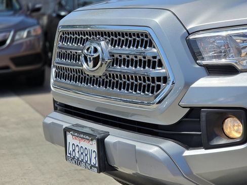 Used 2017 Toyota Tacoma TRD Sport w/ Tow Package RWD image 7