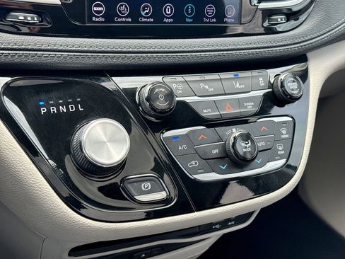 Used 2018 Chrysler Pacifica Limited w/ Advanced Safetytec Group FWD image 36