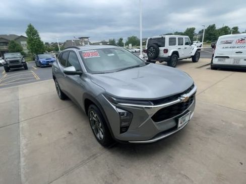 Used 2025 Chevrolet Trax LT w/ LT Convenience Package FWD image 4