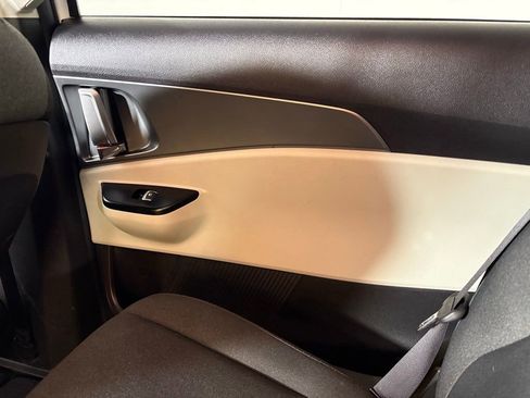 Used 2022 Kia Carnival LX image 33