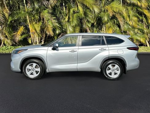 Used 2024 Toyota Highlander LE AWD/4WD image 8