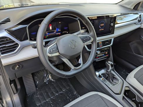 Used 2025 Volkswagen Taos SE w/ Panoramic Sunroof Package FWD image 9
