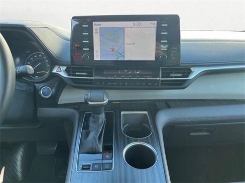 Used 2023 Toyota Sienna Limited image 12