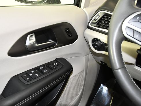 Used 2024 Chrysler Pacifica Touring-L FWD image 32