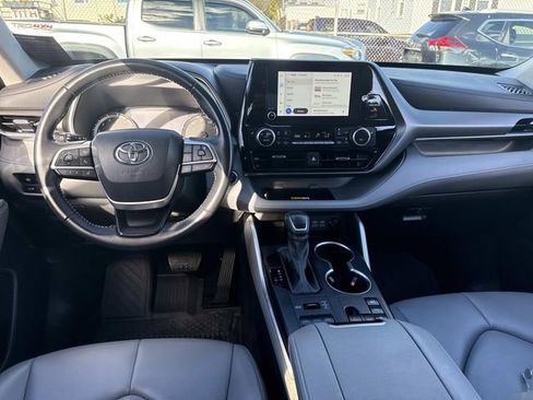 Used 2023 Toyota Highlander XLE image 17