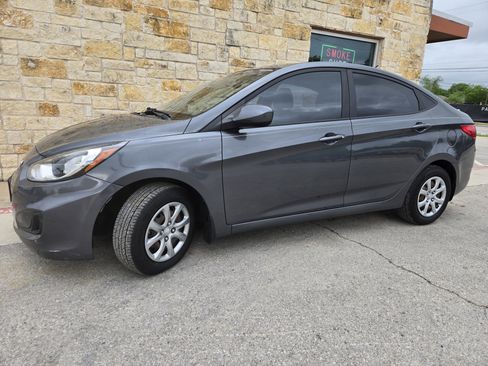 Used 2013 Hyundai Accent GLS image 2