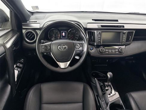 Used 2018 Toyota RAV4 SE image 33