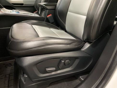 New 2023 Ford Explorer XLT w/ Equipment Group 202A AWD/4WD image 17