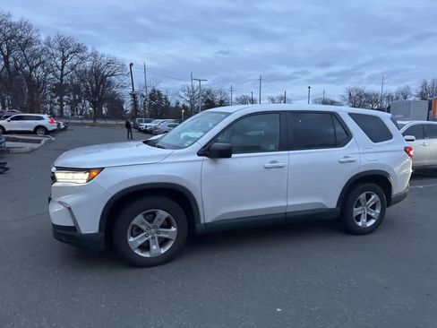 Used 2023 Honda Pilot LX image 3