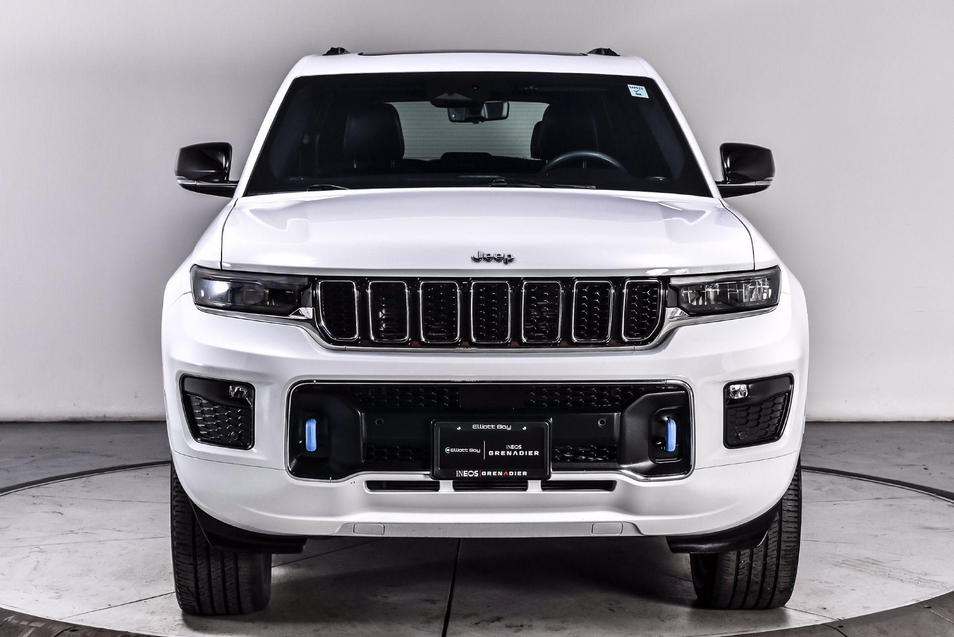 Used 2023 Jeep Grand Cherokee Overland w/ Luxury Tech Group IV AWD/4WD image 8