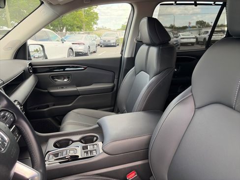 Used 2024 Honda Pilot Touring image 11