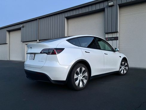 Used 2022 Tesla Model Y Long Range image 9