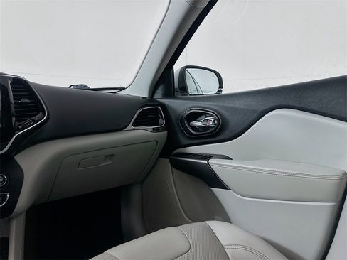 Used 2020 Jeep Cherokee Limited image 23