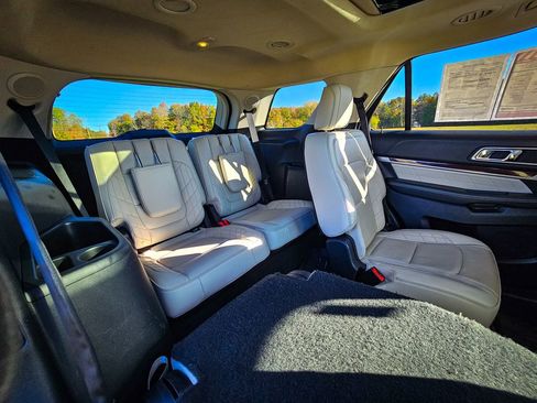 Used 2017 Ford Explorer Platinum image 45