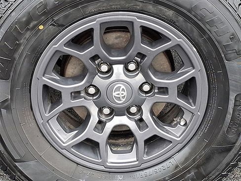 Used 2017 Toyota Tacoma SR5 w/ Tow Package image 8