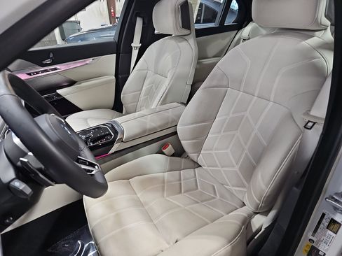 Certified 2025 BMW 750e xDrive image 17