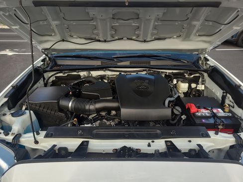 Certified 2019 Toyota Tacoma SR5 AWD/4WD image 32