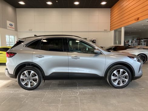 Used 2024 Ford Escape Platinum image 4