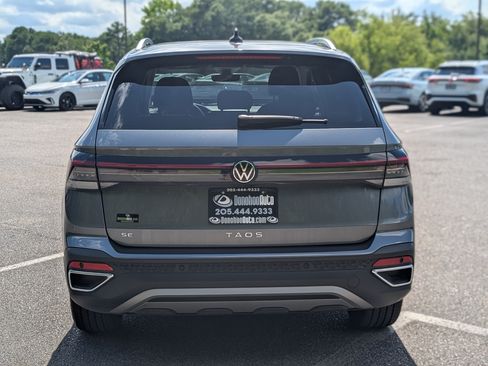 Used 2025 Volkswagen Taos SE w/ Panoramic Sunroof Package FWD image 8