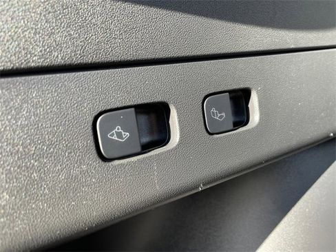 Used 2022 Tesla Model Y Long Range image 34