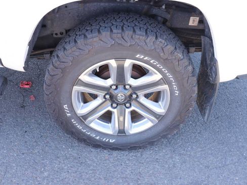 Used 2017 Toyota Tacoma Limited w/ Tow Package AWD/4WD image 9
