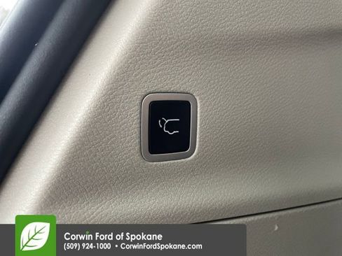 Used 2024 Chrysler Pacifica Touring-L image 23