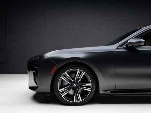 Used 2023 BMW i7 xDrive60 AWD/4WD image 18